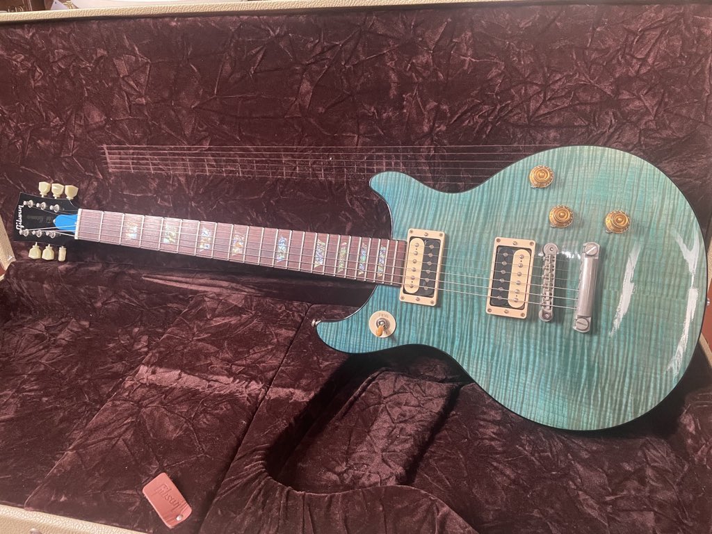 SHU88191601's tweet photo. pick upをローラーインペリアルに交換。
干支一回りの時を経てのアップデート。鮮やかだったblueも今では随分褪色してしまいましたが…
#takdc #takmatsumoto #gibson #lollar #loller pickups https://t.co/vfC8lWW7XI