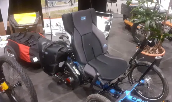 velofasto's tweet photo. On est passé sur France Bleu à l'occasion du 3ème Salon des "Véhicules Intermédiaires". Écoutez-nous (@Velofasto puis #Karbikes) dans ce podcast de 2 mn sur https://t.co/QyFfy0lQu0 
@GabrielPlassat @icetrikes @azubrecumbents @VELTOP74 #VELIs https://t.co/Kn96NYC6a0