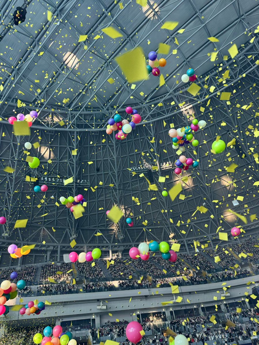 고척돔 공연 원필이의 벅참과 행복이 느껴져서 좋았다 🎈 
무브홀에서도, 예사홀에서도, 블루스퀘어에서도, 올림픽홀에서도, 실내체육관에서도, 화정체육관에서도, 인스파이어 아레나에서도, 고척돔에서도 한결같이 여기 모인 모두의 행복을 진심으로 바라는 원필이의 진심 담긴 눈빛이 가장 위대해