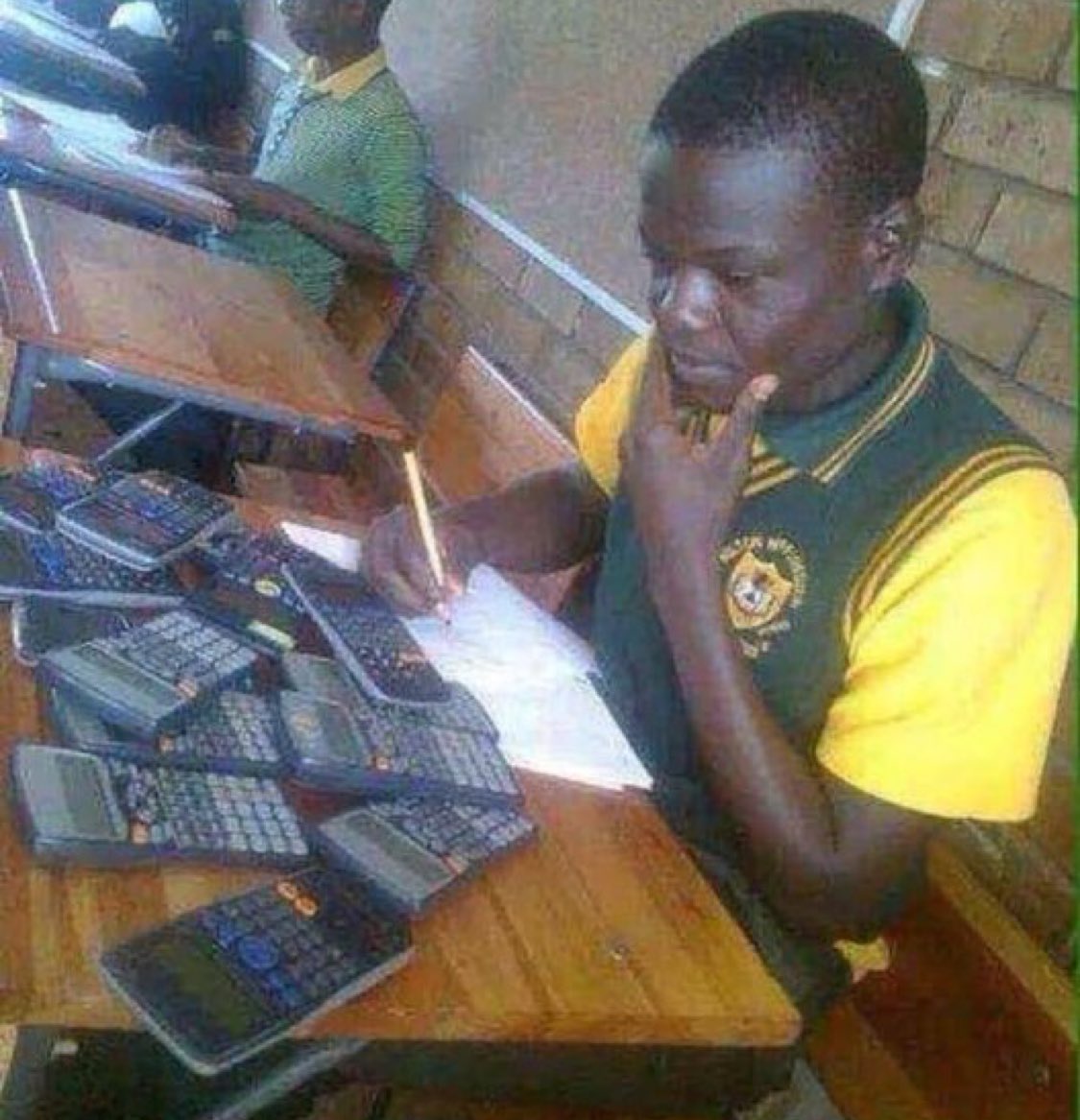 Hati VIP Ticket yo #OrugyendoRwaKachaina aha gate  n'ekyetaano🤔 Kandi aha <a href="/Airtel_Ug/">Airtel Uganda</a> money na App n'emitwaro ena tukwe🤔. Kandeebe, kuruga omu town kuhika aha University Inn n'ekibiri. Hati nooba nosaazya ekya kanaana🤭 ezo ni beer 2 aha venue😜. Garuka ombuuze plani nkuterere