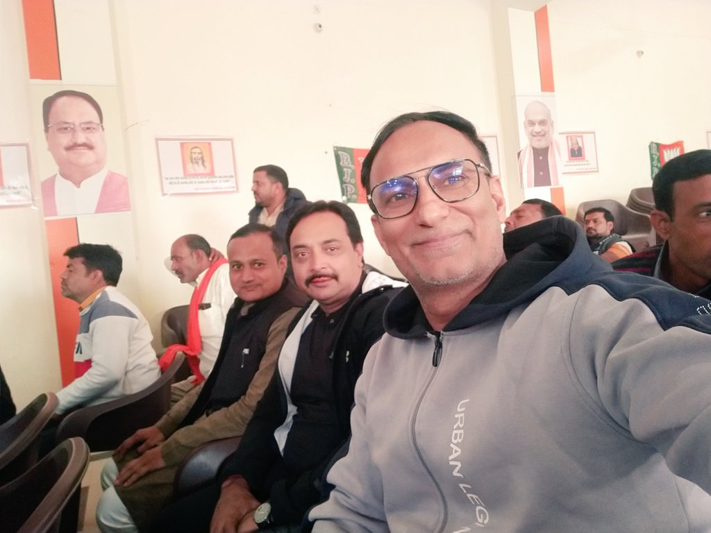 Kaushalbansal23's tweet photo. वीर बलिदानी गुरु गोविन्द सिंह जी के वीर सपूतों बाबा जोरावर सिंह जी व बाबा फतेह सिंह जी के धर्म की रक्षा हेतू अपने प्राणों की अर्पण करने के सर्वोच्च बलिदान को याद करते हुए आज भारतीय जनता पार्टी मथुरा महानगर के यशश्वी अध्यक्ष श्री घनश्याम सिंह लोधी जी की अध्यक्षता में #वीर_बाल_दिवस पर आयोजित संगोष्ठी में सहभागी होने का सौभाग्य प्राप्त हुआ ।

जिसमें संगोष्ठी के मुख्य व्यक्ता के रूप में गोवर्धन विधायक श्री @MLA_Meghshyam जी का सारगर्भित उद्बोधन सुनने का लाभ प्राप्त हुआ । 
आपका अपना-         कौशल  बंसल 
                          जिला कोषाध्यक्ष(सह)
                   भाजपा,महानगर मथुरा(उ0प्र0)

@BJP4India @bjp4up @JPNadda @Bhupendraupbjp @idharampalsingh @official_kuldp @rajeshchbjp @ncbjp_laxmi @dreamgirlhema @SaraswatPr65086