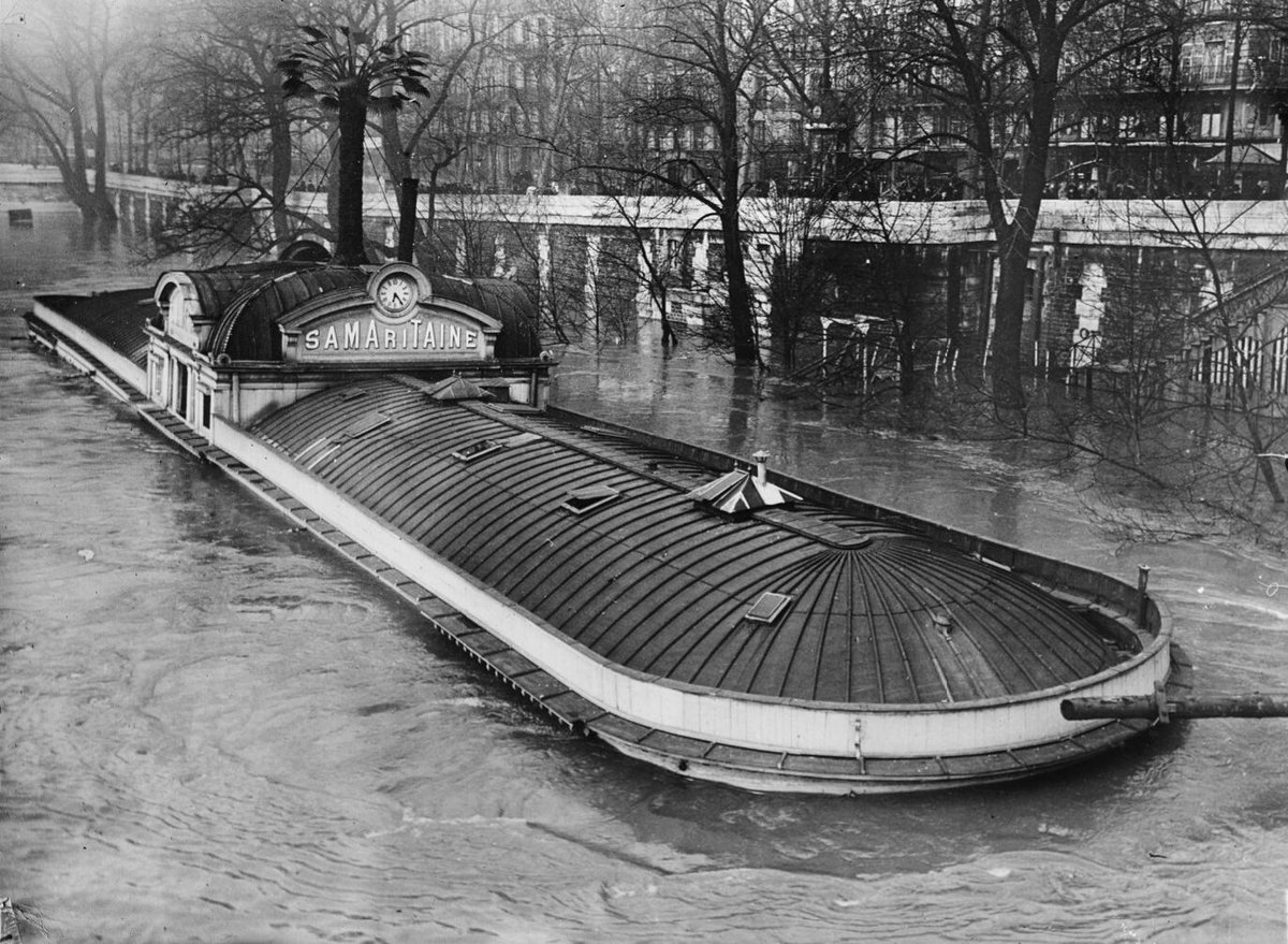 Les Bains de La Samaritaine (1875-1920). 
Amarrée au pied du magasin, une grande péniche 
contenait 100 baignoires dans des cabines sur deux étages pour des simples bains, médicinaux, de vapeur, des douches et de l'hydrothérapie.
Elle a coulé lors d'une crue en 1920.