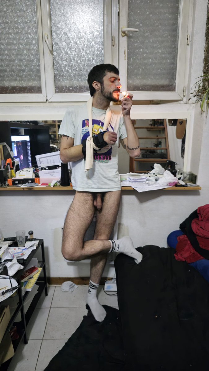 ozor_tof's tweet photo. Bientôt d'aplomb. En attendant faut se détendre.  
#gayfrance #gaysex #gaylyon #gayparis https://t.co/MDLy3wxONx