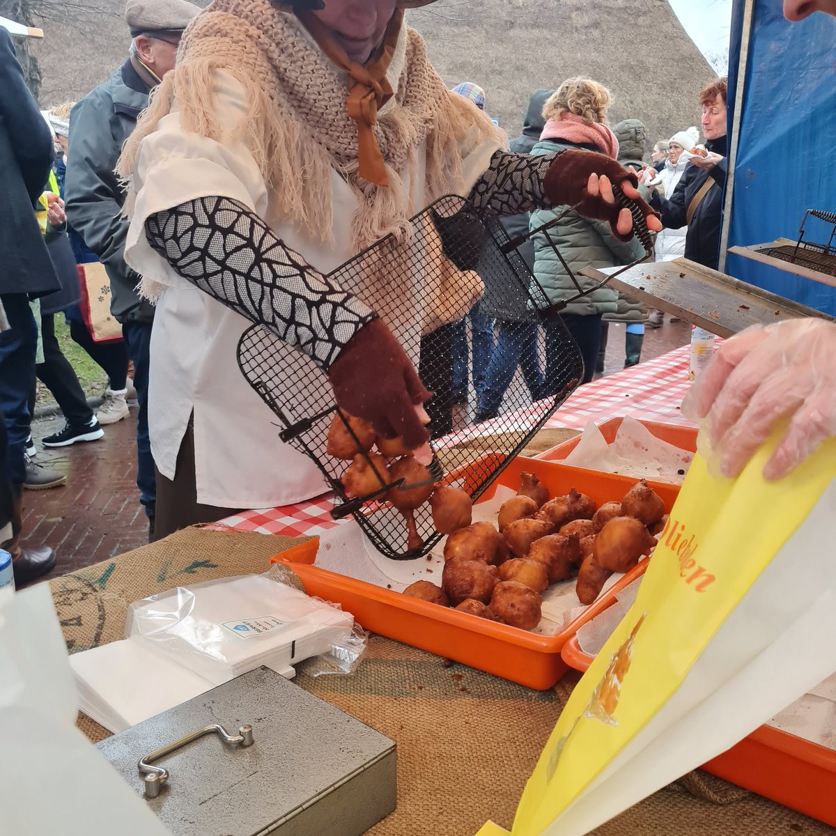 Wauw... wat is het gezellig en lekker druk op de kerstmarkt! Onze verkoop loopt lekker! Kom jij ook nog langs? We zijn er tot 18.30 uur 😊