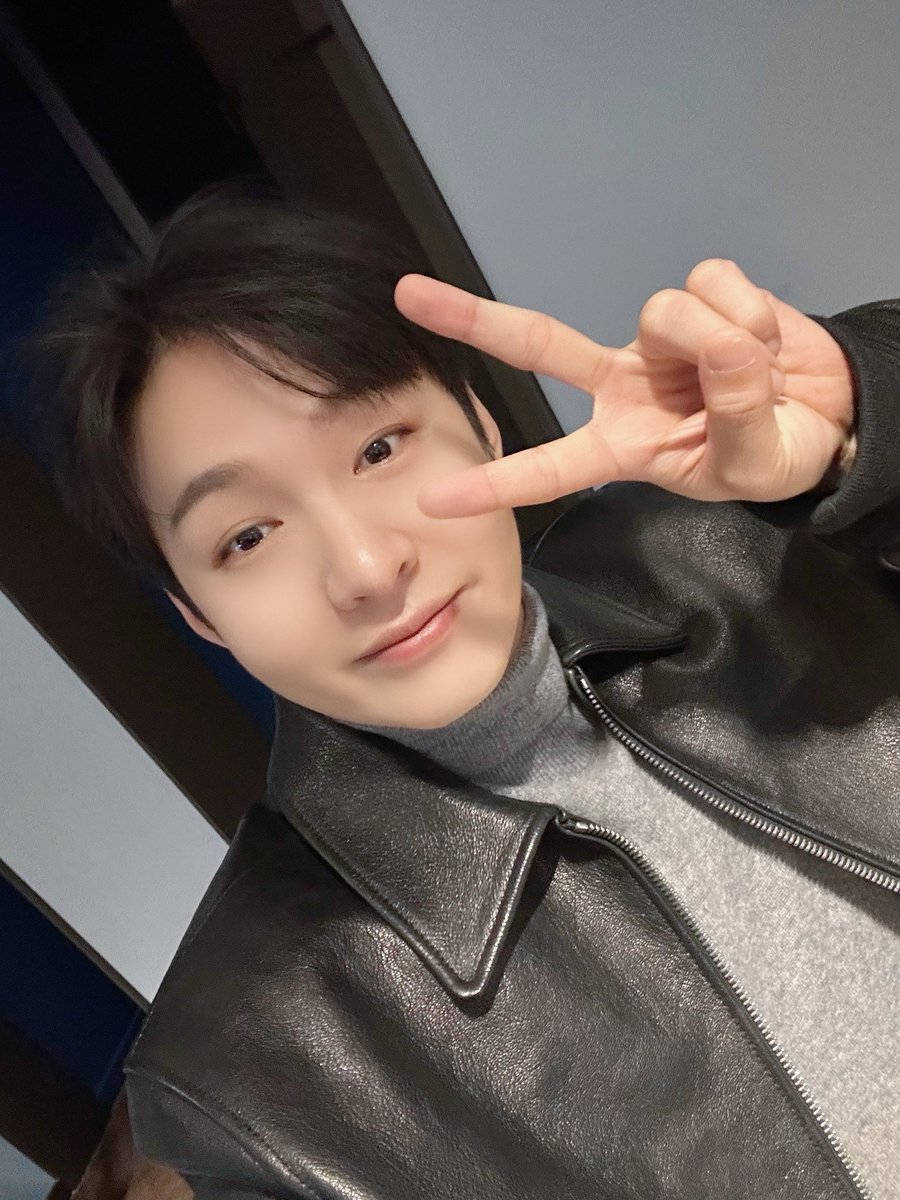 LeeCS_Official's tweet photo. [📸] ✨241221 JTBC #아는형님✨

바쁘다 바빠 zz6섭 군과 멜로디 세상 ( °ᗝ° ).ᐟ.ᐟ
무대 위의 왕자님부터 당돌한 연하남까지‼️

하루 종일 창섭 군과 함께할 수 있어서
더욱 행복한 Saturday night〰😎

#이창섭 #LEECHANGSUB https://t.co/RW5tj1WdNq