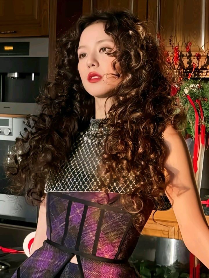Jisoobase_'s tweet photo. BLACKPINK’s Jisoo looks like Mother Gothel for Elle Korea. https://t.co/f7oOQPE1PF