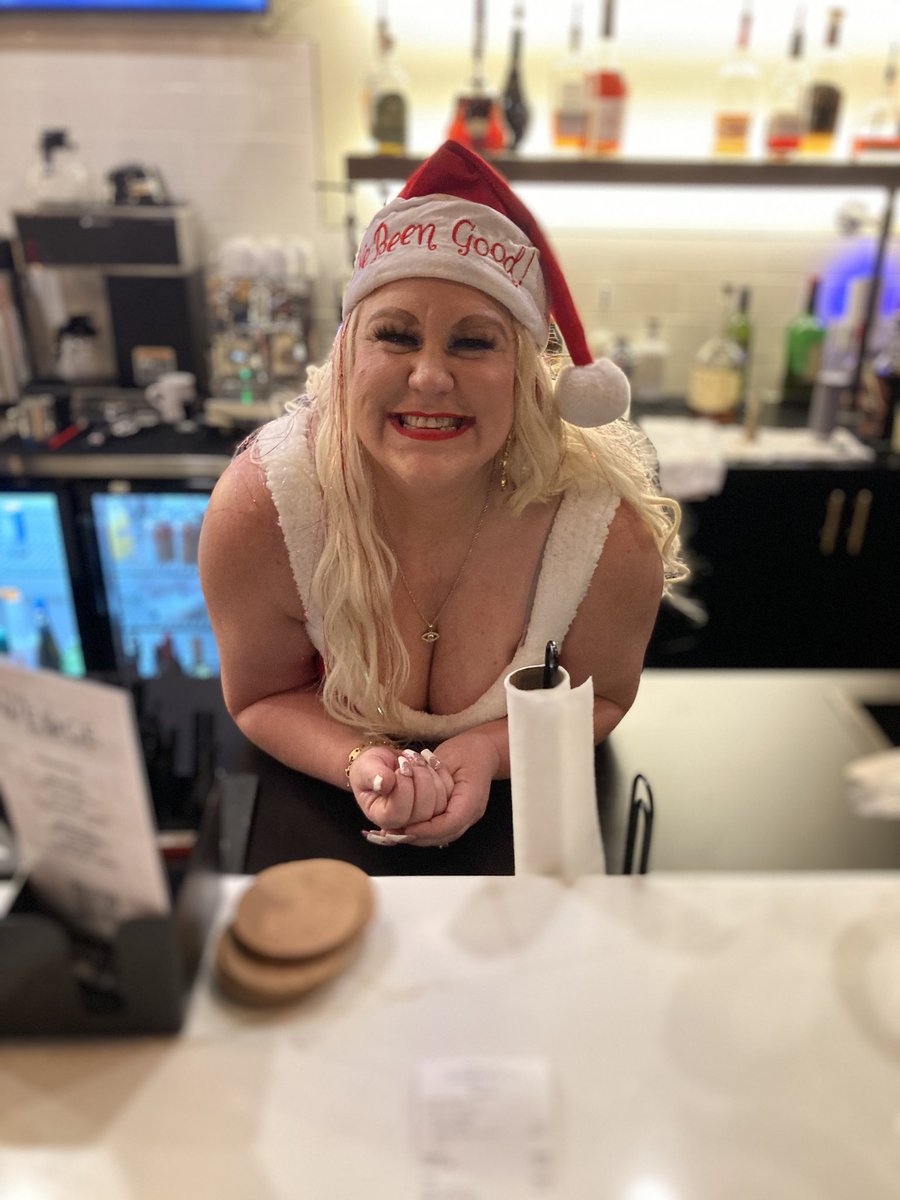 DeliciasXs's tweet photo. Visit Leaf and Joes in Midwest City- black owned and operated, it did not disappoint. Come see Shannon and check out the humidor! https://t.co/hBFySl4GnM