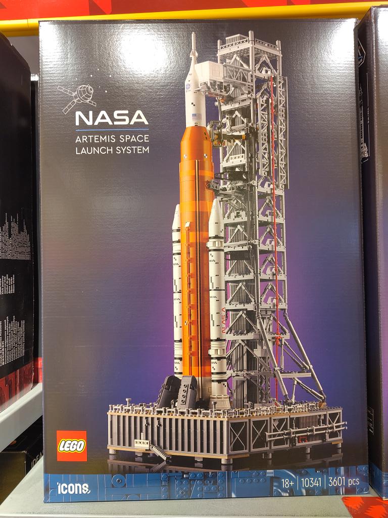 geertschuring's tweet photo. Time for an update to reflect modern space launch systems. @LEGO_Group @SpaceX @elonmusk https://t.co/FR5ffPCtNF