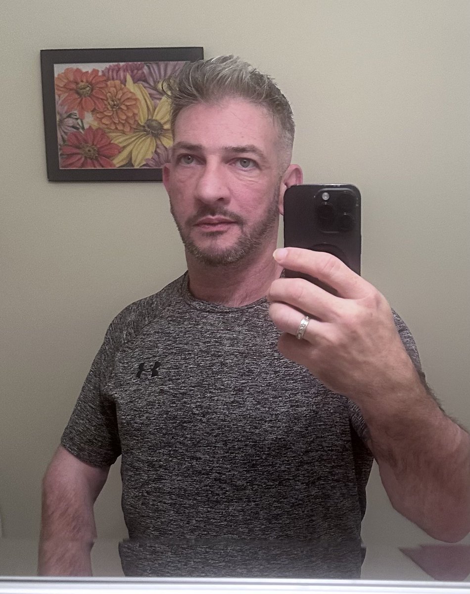 I feel like a baller. I looked in the mirror yesterday and I was like damn you look fine af. I’m giving off zaddy vibes. 

 #zaddy 
#bde 
#zaddyvibes