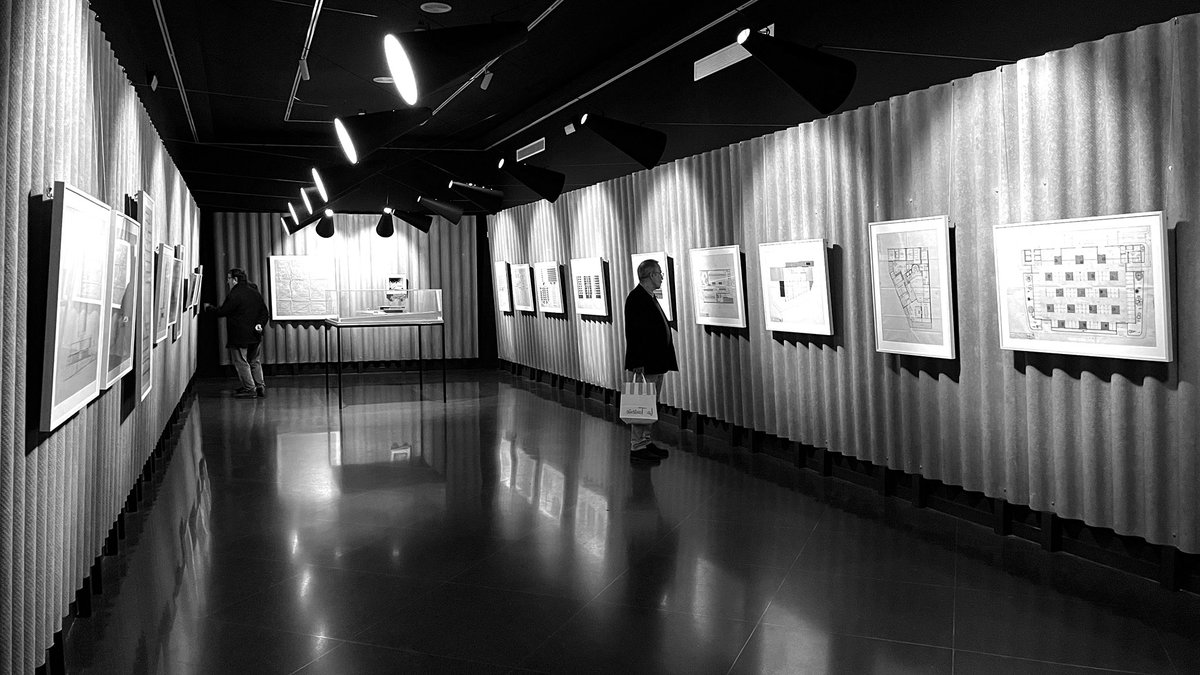 Muy bueno el guiño que se hace en la exposición de Rafael de La-Hoz en Córdoba como recuerdo a la sala negra de la galería Cèspedes en 1953. El espacio principal recrea la museografía utilizada x el arquitecto hace 70 años con placas de fibrocemento y tulipas cònicas atirantadas