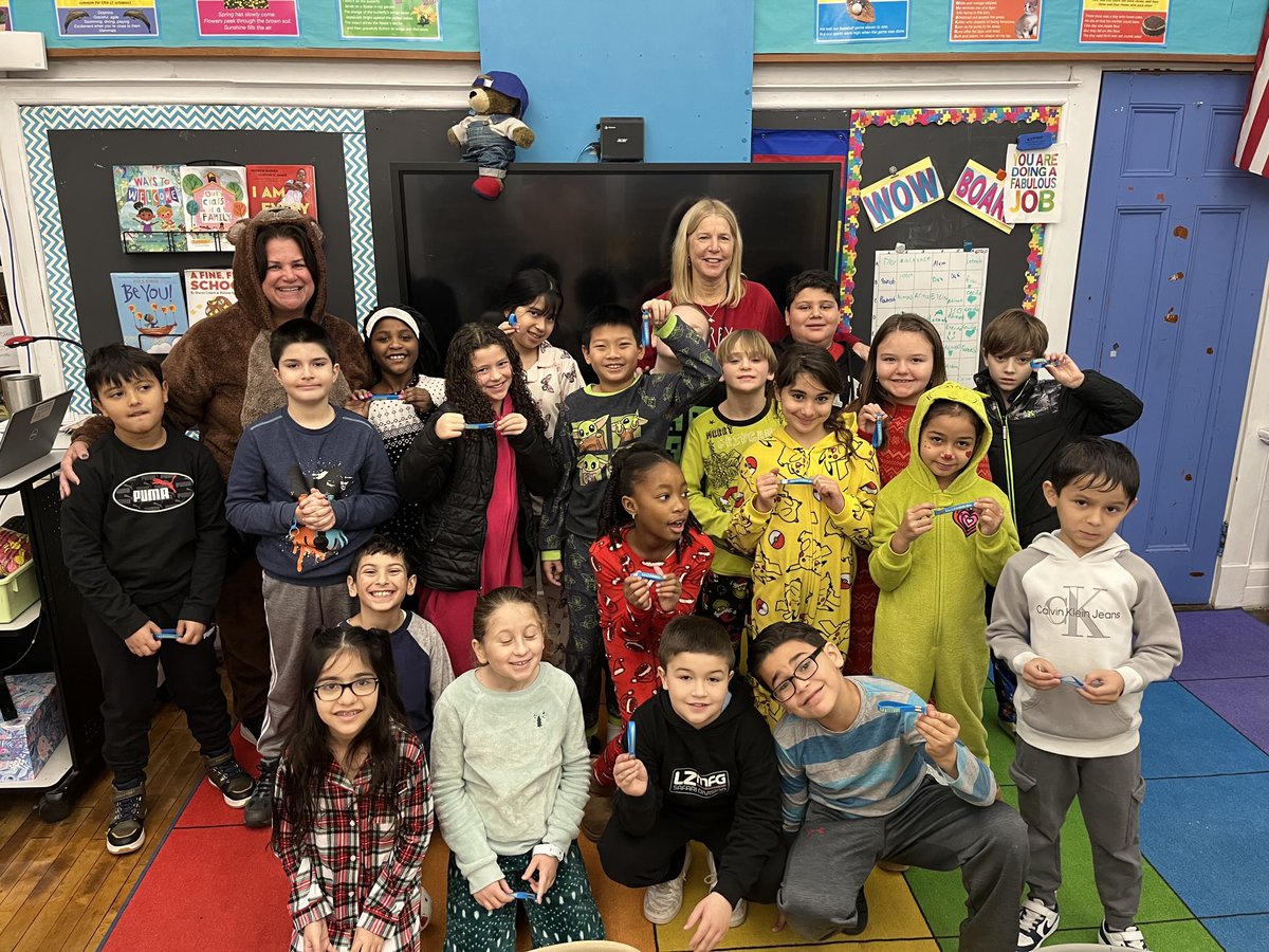 Balchbears1's tweet photo. This month’s Character Strong “Gratitude” winners. Congratulations to ⁦@MrsCayer⁩ class! Gratitude is so much better than attitude. @BeALearningChampionHere ⁦@NorwoodSchools⁩ https://t.co/va4flO0eiE