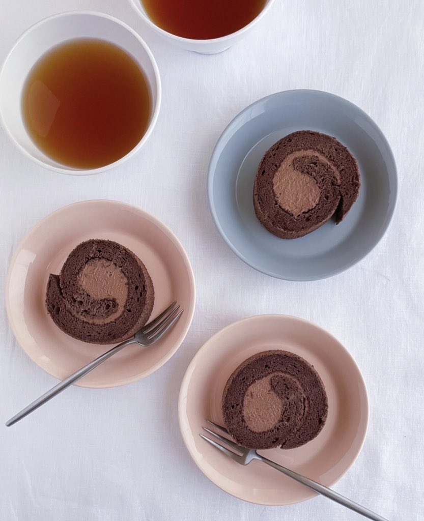 nakashimarecipe's tweet photo. 明日はケーキを作ったり食べたりする方も多いのでしょうか。
以前紹介したスイスロールのレシピをふたたび。クリームはホイップでもチョコクリームでも。
いちごを巻くのもいいですね。

材料
卵　３個
砂糖　70g
油　大さじ1
A（ココア20g、薄力粉40g）

作り方
1.卵と砂糖をハンドミキサーでもこもこに跡が残るまで泡立てる(4~5分)。
2.油をさっと混ぜ、Aをふるって泡立て器で粉気がなくなるまでさっと混ぜる。
3.紙を敷いた天板(目安として約30cm角)に流し、190度に予熱したオーブンで10分焼く。
網の上に置き、ふんわりラップをかけて冷ます。
4.紙を外し、泡立てたクリームを伸ばして巻く。
。。。
ホイップクリーム
生クリーム150ml＋砂糖大さじ1をハンドミキサーで泡立てる。
。。。
チョコクリーム
材料
板チョコ1枚（50g/刻む）
生クリーム（40%前後）200ml

作り方
1.生クリームの半量を小鍋に入れ、鍋肌がふつふつするまで温める。
2.チョコの器に加えて溶かす。
3.残りの生クリームも加えてハンドミキサーで泡立てる。