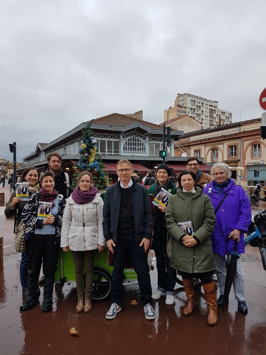 Avant-dernier tractage de l'année à #StCyprien : pour bâtir une union des gauches, écologistes et mouvements citoyens à #Toulouse aux #Municipales26 
Bonnes fêtes de fin d'année à toutes et tous. 🎅
Pensées pour les personnes isolées, malades, en souffrance.