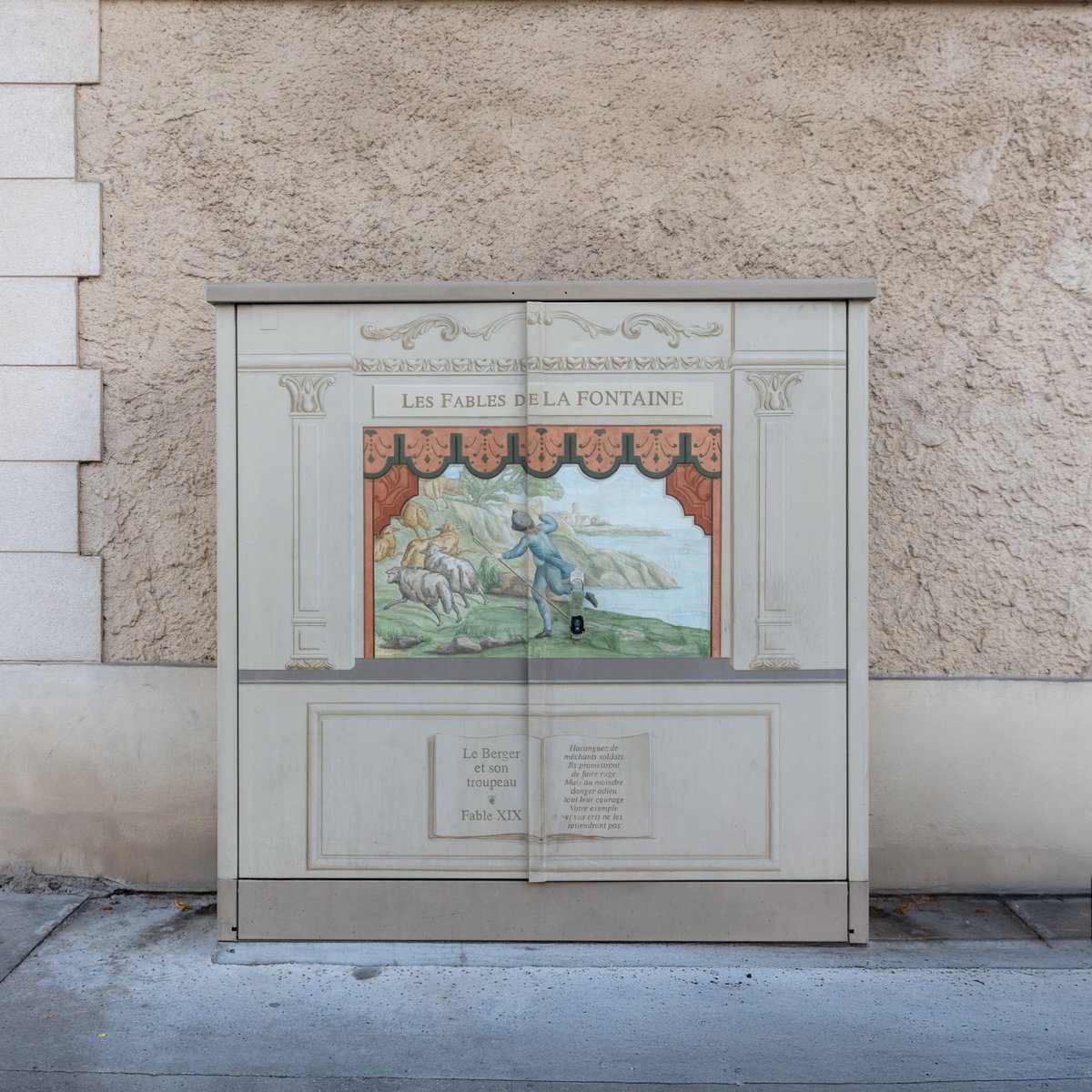 jaimeversailles's tweet photo. J'aime l'attachement de longue date à la beauté à tous les coins de rue. 

Lorsque la beauté est historique, architecturale, @Versailles  la conserve, la restaure, dans les codes classiques. Lorsqu'il s'agit d'avatars contemporains, la ville fait usage de trompe-l'oeil, pour que l'éducation, la culture, le génie français, soient partout.

Ici, un mariage qui ne manque pas de saveur entre un relai électrique et les Fables de la Fontaine.
.
#versailles #jaimeversailles #versaillesforever #versaillesmaville #versaillesgardens #versaillestourisme #chateauversailles #patrimoine #patrimoinefrancais #patrimoineculturel #canon #canonfrance #architecture #france
.
Crédits photo : J'aime Versailles / Baptiste Gourgouillon