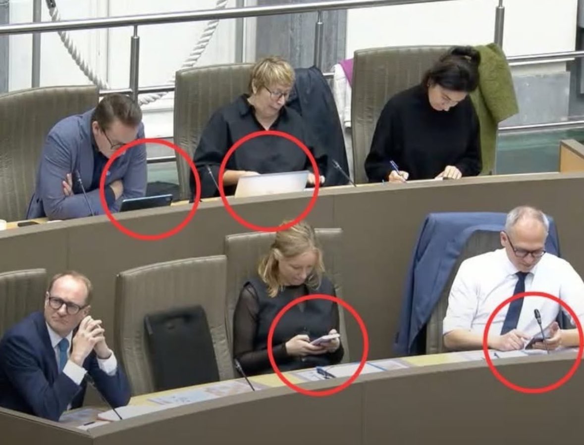 Gelukkig komt er een smartphoneverbod in scholen. 🙄
