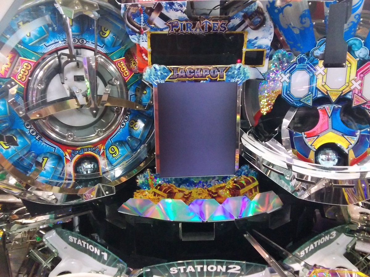 メダルゲーム情報】 大好評稼働中フォーチュントリニティ5の清掃を実施