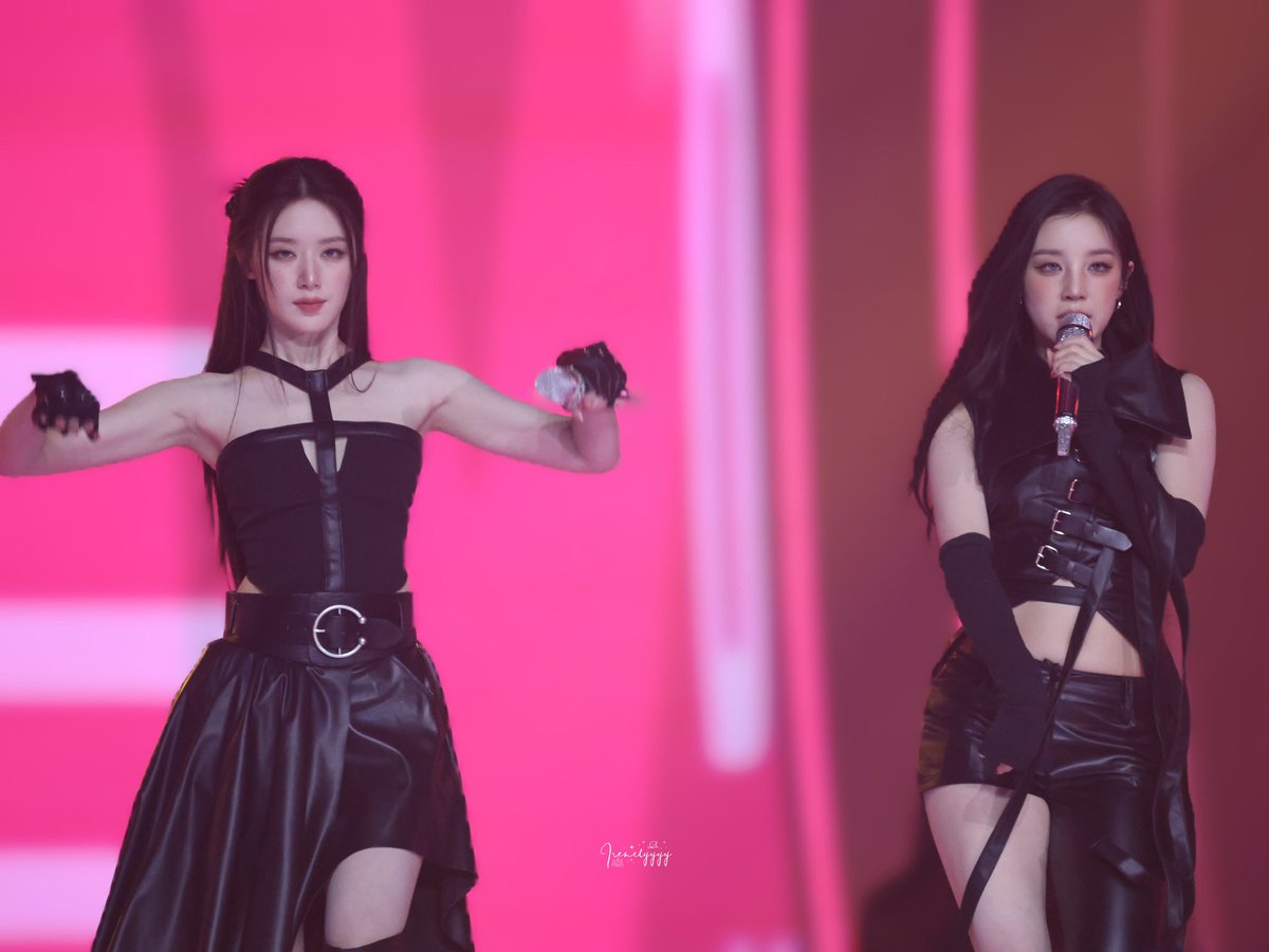 yschwh_yy's tweet photo. 241220 KBS
superstars shining on the runway
#GIDLE #아이들  #여자아이들 
#우기 #슈화
#YUQI #SHUHUA #YQSH
#雨琦 #舒華 https://t.co/hmVNZzjuYf