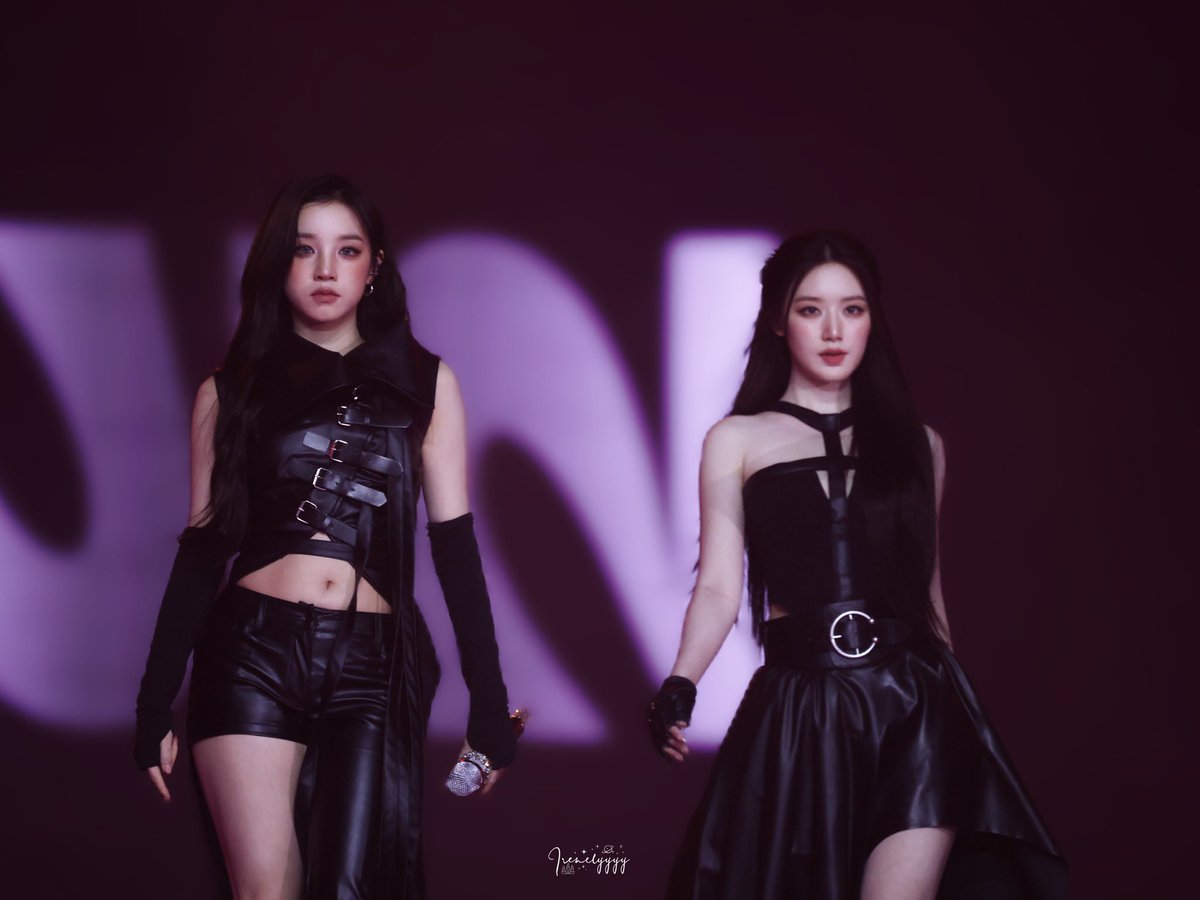 yschwh_yy's tweet photo. 241220 KBS
superstars shining on the runway
#GIDLE #아이들  #여자아이들 
#우기 #슈화
#YUQI #SHUHUA #YQSH
#雨琦 #舒華 https://t.co/hmVNZzjuYf