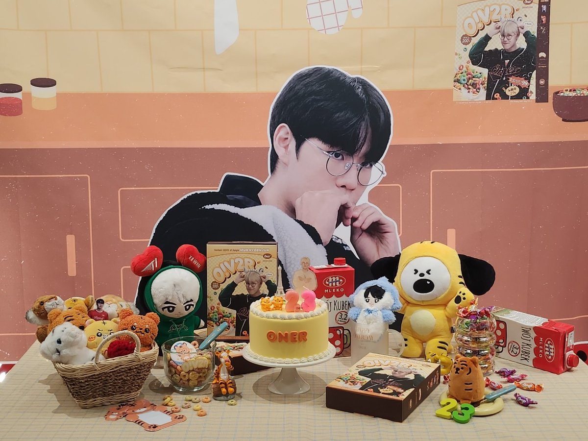 오른쪽 현수막 칭찬들은
현준이가 실제로 했던 이야기들이니까
제발 읽어주세여 🥹🥹
지짜 여기저기 귀여운 포인트 짱많아서 너무 행보케 !!!!!!!!
