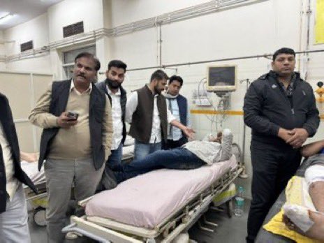 “रोजगार दो नशा नहीं ”

युवा रोजगार  की गुहार लगाए
भाजपा लाठी डंडे बरसाए 

युवा कांग्रेस द्वारा आयोजित  मुख्यमंत्री आवास घेराव के दौरान पुलिस के बर्बरतापूर्ण लाठीचार्ज में घायल हुए  युवा साथियों एवं कार्यकर्ताओं से पीसीसी अध्यक्ष श्री गोविंद सिंह डोटासरा जी के निर्देश पर साथियों