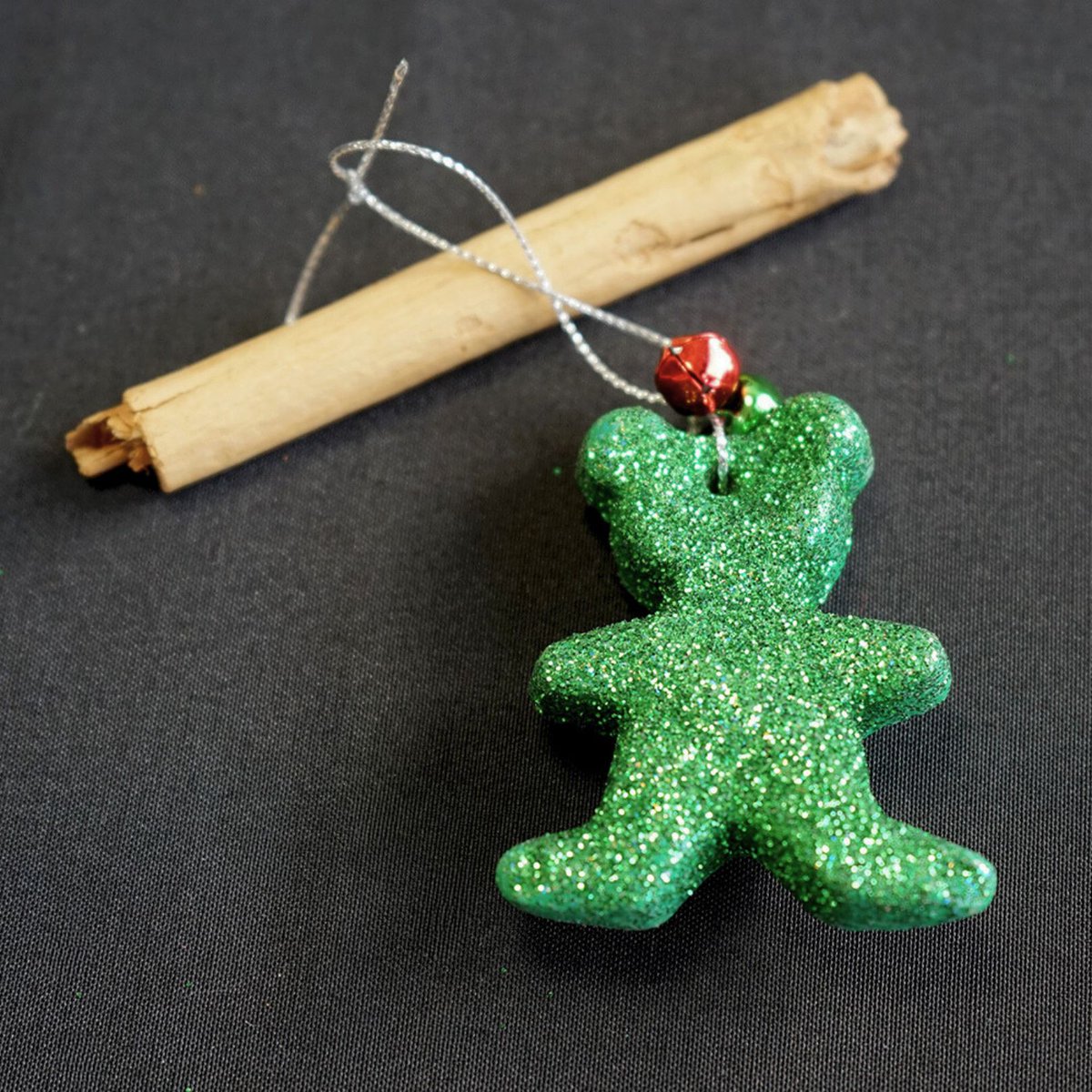 Flo's glittery cinnamon dough teddy bear is a joy for all the senses! With a green, glittery finish, bells to make him jingle and a cinnamon stick to bring the Christmas scents. Well done Flo!

#TreeForTreats