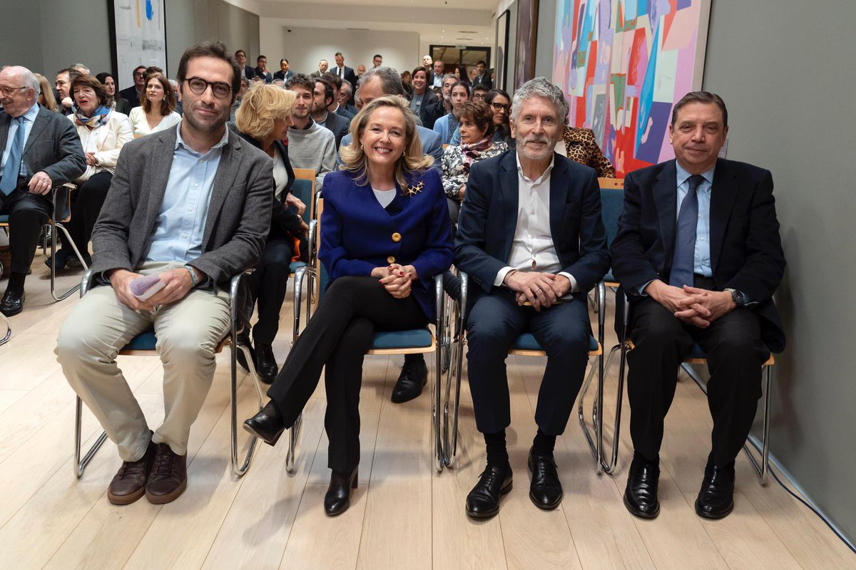 NadiaCalvino's tweet photo. Feliz y emocionada de compartir con tantas personas queridas el descubrimiento de mi retrato oficial, obra de @MariaBisbal7.

Muchas gracias, querido ministro @carlos_cuerpo y equipo @_minecogob. Es un gran orgullo ver el resultado de nuestro trabajo en el gobierno.

#DreamTeam❤️ https://t.co/7Xpb5PwlbU