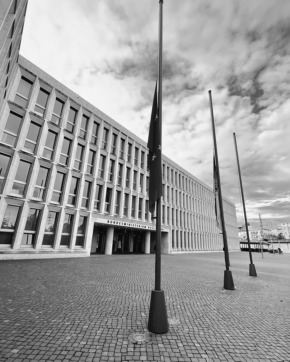 BMI_Bund's tweet image. Trauer um die Opfer von #Magdeburg: Bundesinnenministerin #Faeser hat nach dem Anschlag die bundesweite Trauerbeflaggung aller obersten Bundesbehörden angeordnet.