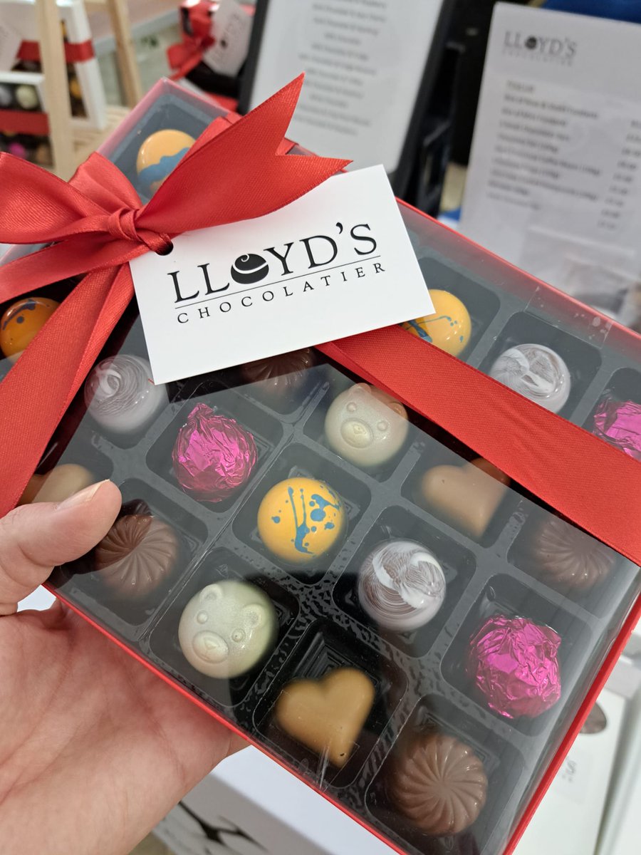 Lloyds_Choc's tweet photo. Last market of the year! Grimsargh Farmers' Market we are all set up and here until 1pm for all your last minute gifts 🎁 
#grimsargh #preston #handmade https://t.co/dXpwr03qeh