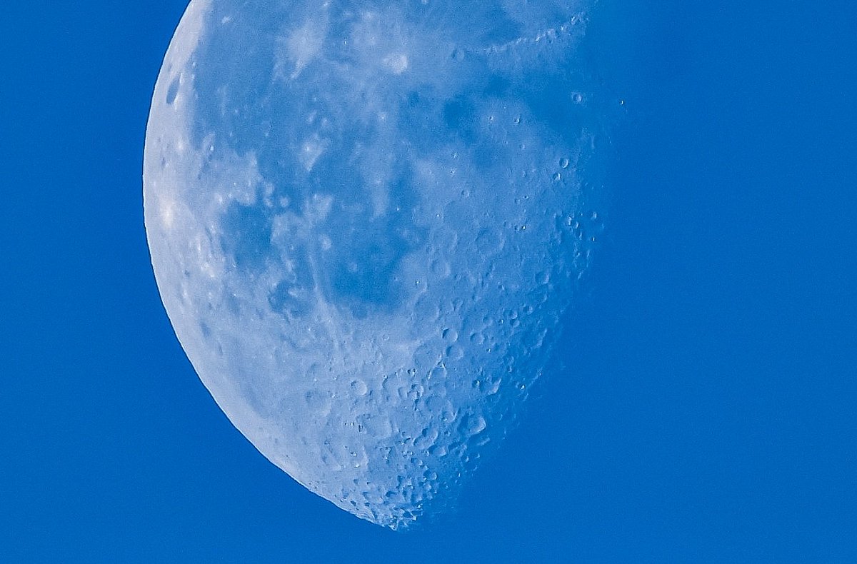 Nel giorno del solstizio d’inverno, la Luna svela il suo volto chiaro, custode del ciclo eterno di luce e oscurità

Ore 10.00