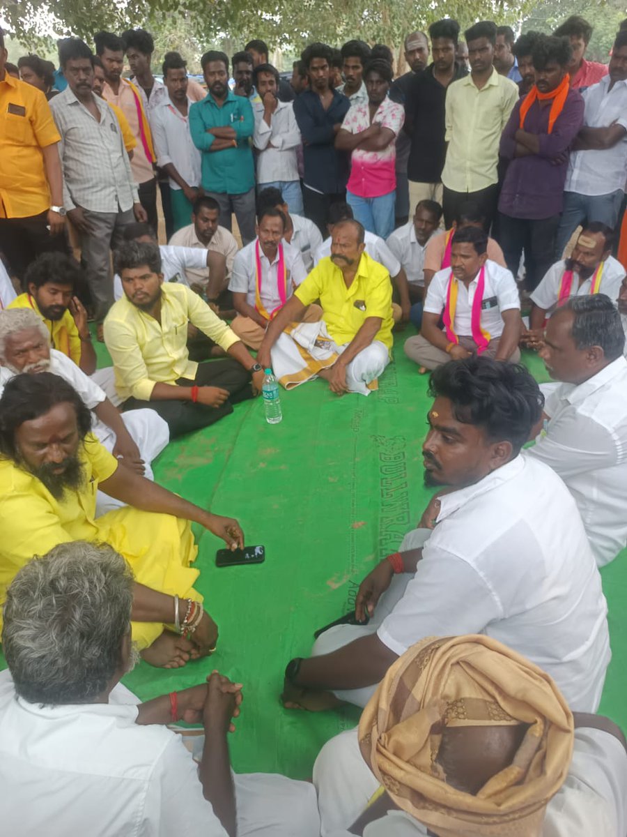veerananR186371's tweet photo. புதுக்கோட்டை மாவட்டம் பொன்னமராவதி பேருந்து நிலையத்தில் வைக்கப்பட்ட பேரரசர் முத்தரையர் மன்னர் பதாகை மற்றும் கொடியை எந்த அறிவிப்பும் இல்லாமல் அகற்றிய பேரூராட்சி மற்றும் காவல்துறையை வன்மையாக கண்டிக்கின்றோம் 😡😡😡😡
#explore
#valaiyar🇧🇹🇧🇹🇧🇹💊💊
#ambalakarar
#ambalam
#servai https://t.co/yclmJydQmA