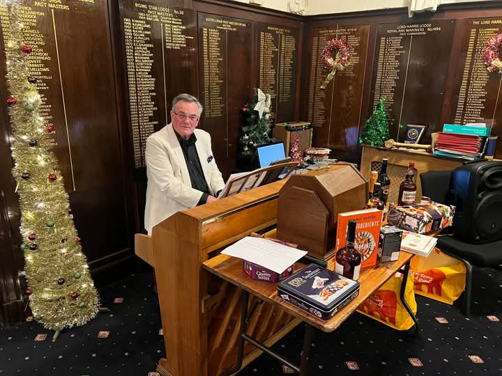 SidcupLodge6552's tweet photo. #colinthepianoman #pianolessons #musicteacher #pianoteachersidcup #colinpeters https://t.co/laKY9XdOZL