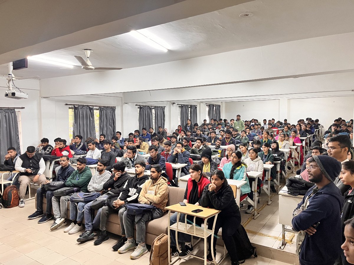 gdsc_sistec's tweet image. Tech Winter Break by GDG SISTec began with an inspiring session on web/app dev and idea generation. 🚀
More hands-on sessions coming soon! 💻🔥
#GDGSISTec #TechWinterBreak #CodeCreateConquer