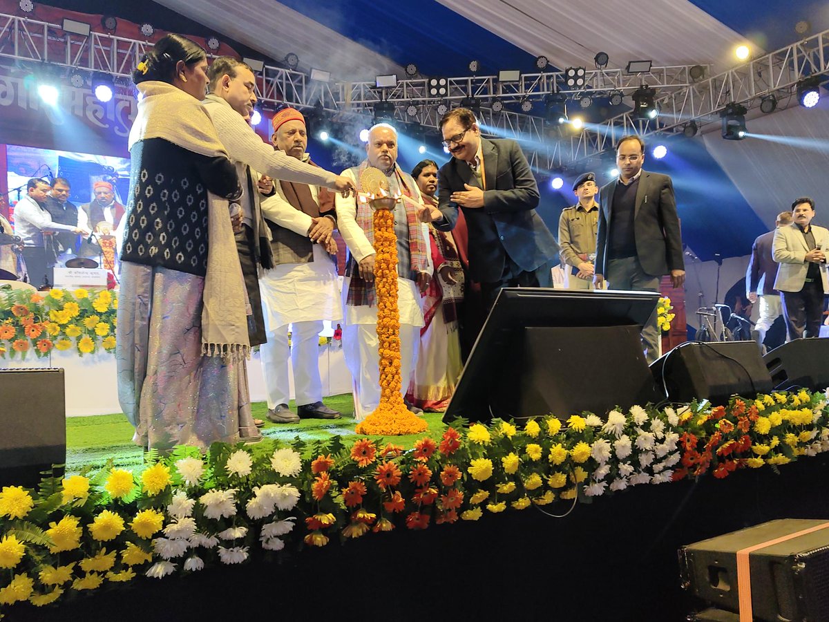 TourismBiharGov's tweet photo. माननीय मंत्री श्री श्रवण कुमार , ग्रामीण विकास विभाग , बिहार सरकार , श्री कौशलेन्द्र कुमार , माननीय सांसद, नालंदा एवं अन्य गणमान्य अतिथियों द्वारा दीप प्रज्ज्वलन कर राजगीर महोत्सव २०२४ का उद्धघाटन किया गया। साथ में है पर्यटन निदेशक श्री विनय कुमार राय।
#candlelighting #tourism #director #bihartourism #rajgirmahotsav2024 #rajgir #rajgirtrip #mahotsav #singing #dancing #cultural #culturalevent #art #heritage #music #bihartourism #getready #areyouready #celebs #singers #jubinnautiyal #event2024 #fomo #instagood #fomofeed
@tourismgoi @mishranitish
@biharfoundation @IPRDBihar @incredibleindia