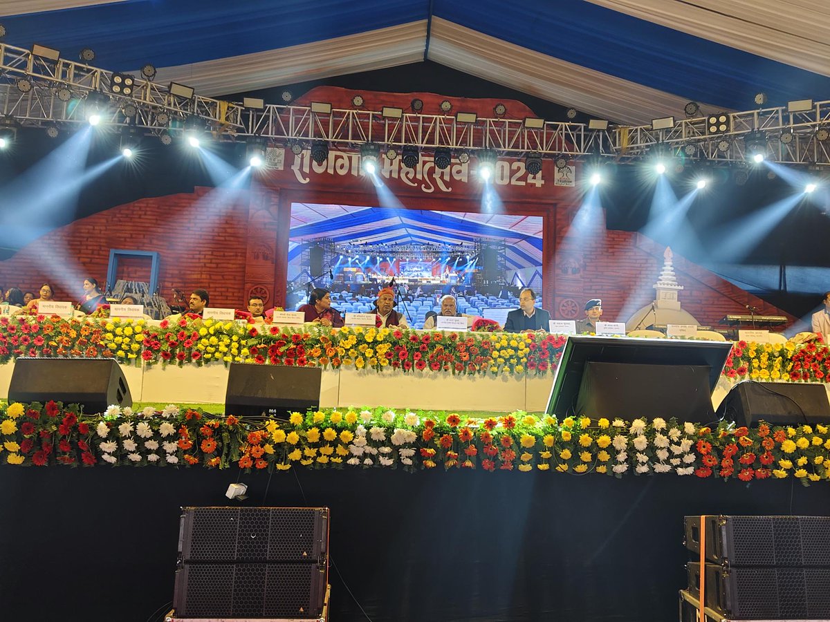 TourismBiharGov's tweet photo. माननीय मंत्री श्री श्रवण कुमार , ग्रामीण विकास विभाग , बिहार सरकार , श्री कौशलेन्द्र कुमार , माननीय सांसद, नालंदा एवं अन्य गणमान्य अतिथियों द्वारा दीप प्रज्ज्वलन कर राजगीर महोत्सव २०२४ का उद्धघाटन किया गया। साथ में है पर्यटन निदेशक श्री विनय कुमार राय।
#candlelighting #tourism #director #bihartourism #rajgirmahotsav2024 #rajgir #rajgirtrip #mahotsav #singing #dancing #cultural #culturalevent #art #heritage #music #bihartourism #getready #areyouready #celebs #singers #jubinnautiyal #event2024 #fomo #instagood #fomofeed
@tourismgoi @mishranitish
@biharfoundation @IPRDBihar @incredibleindia