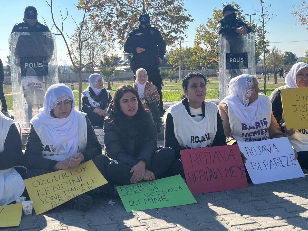 JinenTja's tweet image. Nobeda parastina Rojava ya ku bi pêşengîya jinan û bi hêza dayîkan li Nisêbîna rengîn hatiye lidarxistin di roja xwe ya 9. an de bi berxwedaneke bêhempa ve berdewam dike. Îro jî aktivîstên me yên bajarê Şirnexê tevlî nobedê bûn.

#NisêbînNobed 
#StandWithRojava