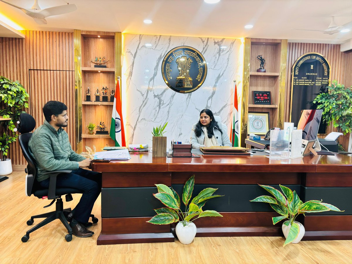 चौकीदार के रिक्त पदों पर सीधी नियुक्ति हेतु आज बैठक कर चौकीदार बहाली की परीक्षा हेतु एडमिट कार्ड के वितरण करने के लिए सभी अंचल कार्यालय में व्यवस्था सुनिश्चित करने हेतु निर्देशित किया। तथा सभी परीक्षा केंद्रों में मजिस्ट्रेट एवं पुलिस बल की नियुक्ति हेतु आवश्यक दिशा निर्देश दिए।