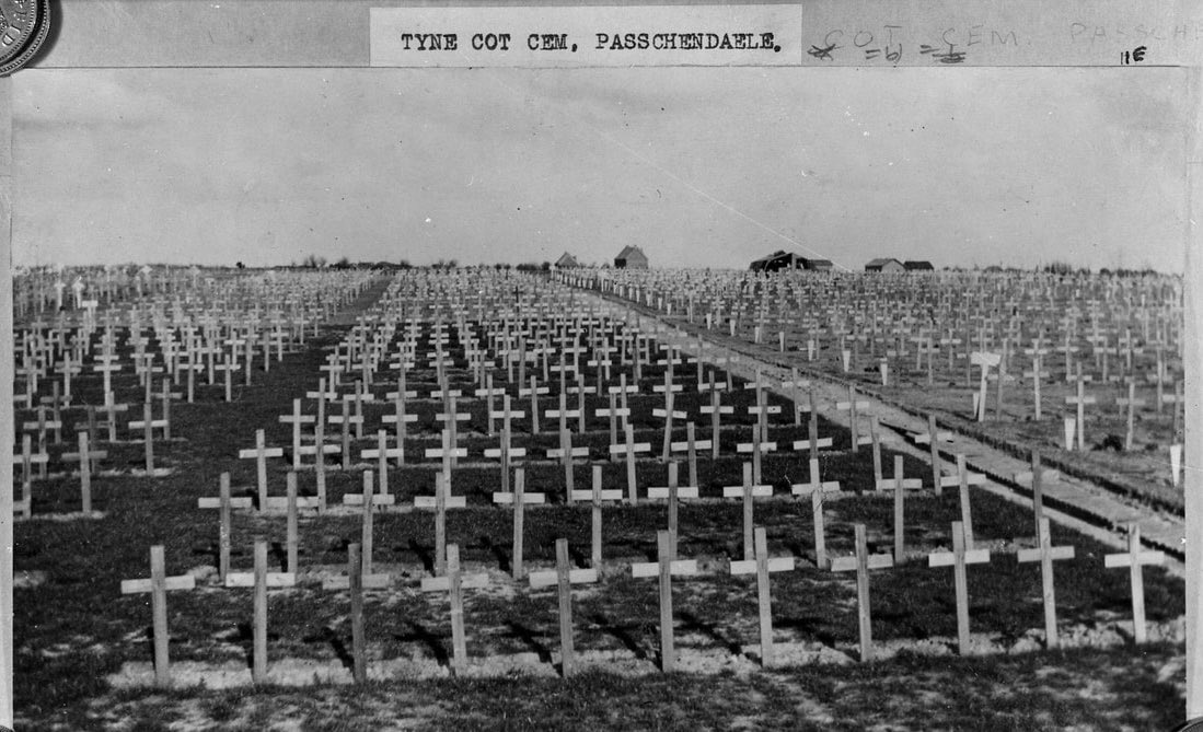 KJvanWijk's tweet photo. Toen &amp; nu #TyneCot 1922
#InFlandersFields 

De houten kruizen van Tyne Cot Cemetery hebben plaatsgemaakt voor grafzerken van Portland stone. https://t.co/QiwmVnWCAe