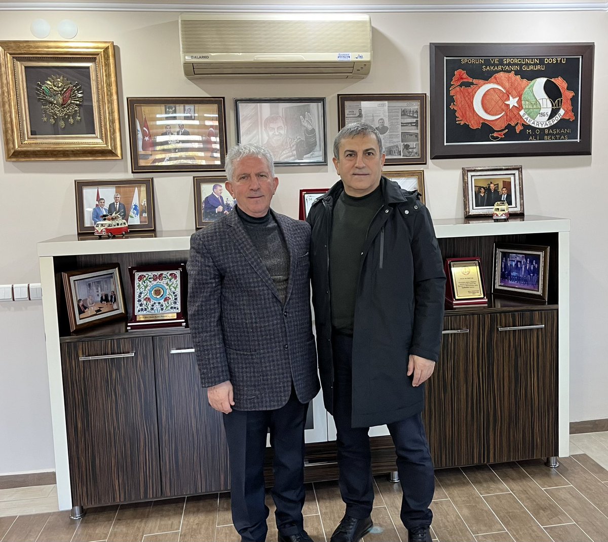 Sakarya
Esnaf ve Sanatkarlar Odaları Birliği Başkan Vekili,Minibüsçüler Odası Başkanı <a href="/bektasali54/">Ali Bektaş</a> Kardeşime -gecikmiş olmakla birlikte- yeni görevinde başarılar  diledim...

Misafirperverliği ve samimiyeti için teşekkür ediyorum…

Rabbim görevini hayırlara vesile eylesin…