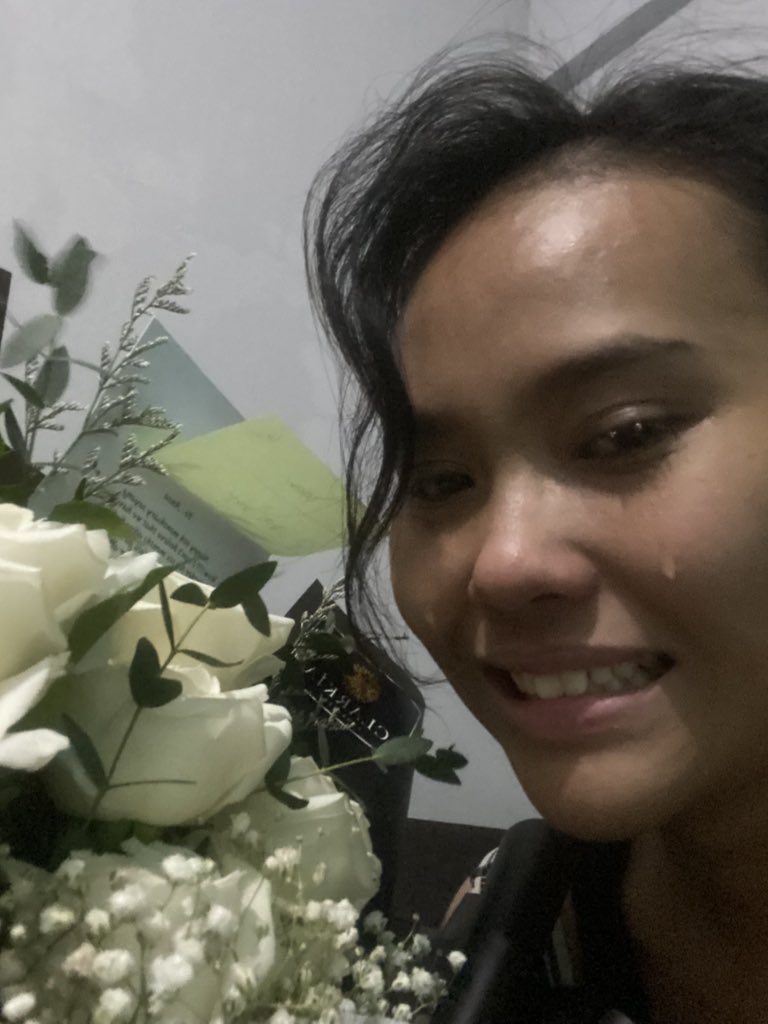 gulakueputu's tweet photo. The first time ever gw dapet bunga dari pasangan gw sekarang (it feels nice ternyata ya) https://t.co/L1yVDX8Uia