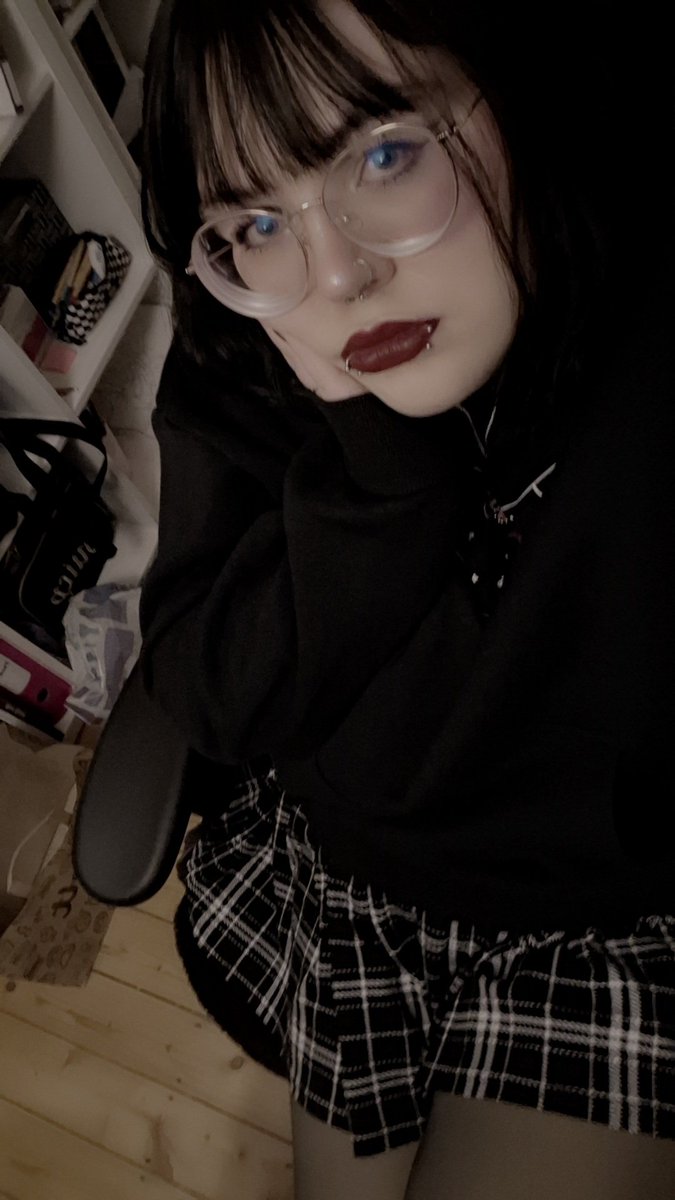 bunnyboopumpkin's tweet photo. <33 
.
.
.
.
#alternativegirl #pierced #blackhair https://t.co/oNoRv4FvsX