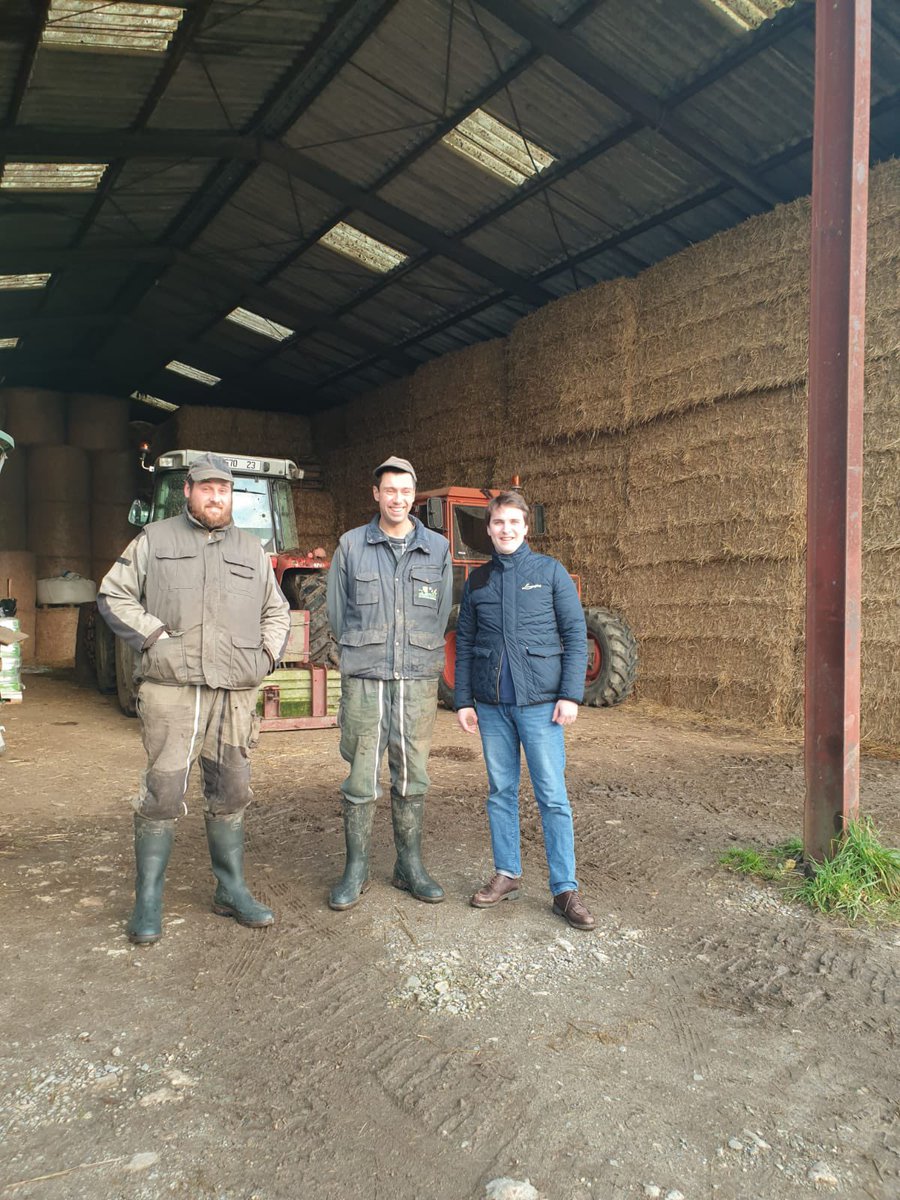bartolenoir's tweet photo. [SOUTIEN]

Il y a quelque temps, deux jeunes frères agriculteurs de Royère-de-Vassivière ont eu l’idée de lancer une porcherie.

Deux raisons principales :
 1. Leur exploitation a besoin de diversifier ses revenus, car ils sont un de plus dans le GAEC.
 2. Un des deux frères connaît très bien l’élevage de porcs et a la passion du sujet.

Malheureusement, on les a attaqués avant même que le projet soit déposé. J’ai pu voir ce qu’ils ont reçu : des menaces inadmissibles et surtout mensongères. On a fait d’eux de gros industriels. Regardez les photos, on voit bien que ce sont des gens dans la vraie vie qui n’ont rien à voir avec des industriels.

Ce projet fait l’objet d’une étude d’impact, la réglementation est très claire et, si la réglementation les autorise à développer une porcherie, et bien, je ne vois pas pourquoi ils ne devraient pas le faire.

Je tiens à rappeler à certaines personnes que c’est grâce à des projets comme celui-ci que nous pourrons manger un porc élevé dans la Creuse plutôt qu’importé depuis l’autre bout du monde et dans des conditions, cette fois-ci, intolérables. On ne peut pas à la fois dire que le Mercosur est scandaleux et, de l’autre, s’attaquer à des projets comme celui-ci.

Hier, je suis venu les soutenir, car lorsqu’un jeune Creusois, un agriculteur de surcroît, veut se lancer, et bien, il faut l’encourager et pas lui tirer dessus. C’est une question de principe. Nous devons valoriser nos agriculteurs et nous battre contre la désinformation sur les agriculteurs qui seraient de méchants industriels : ça suffit !!