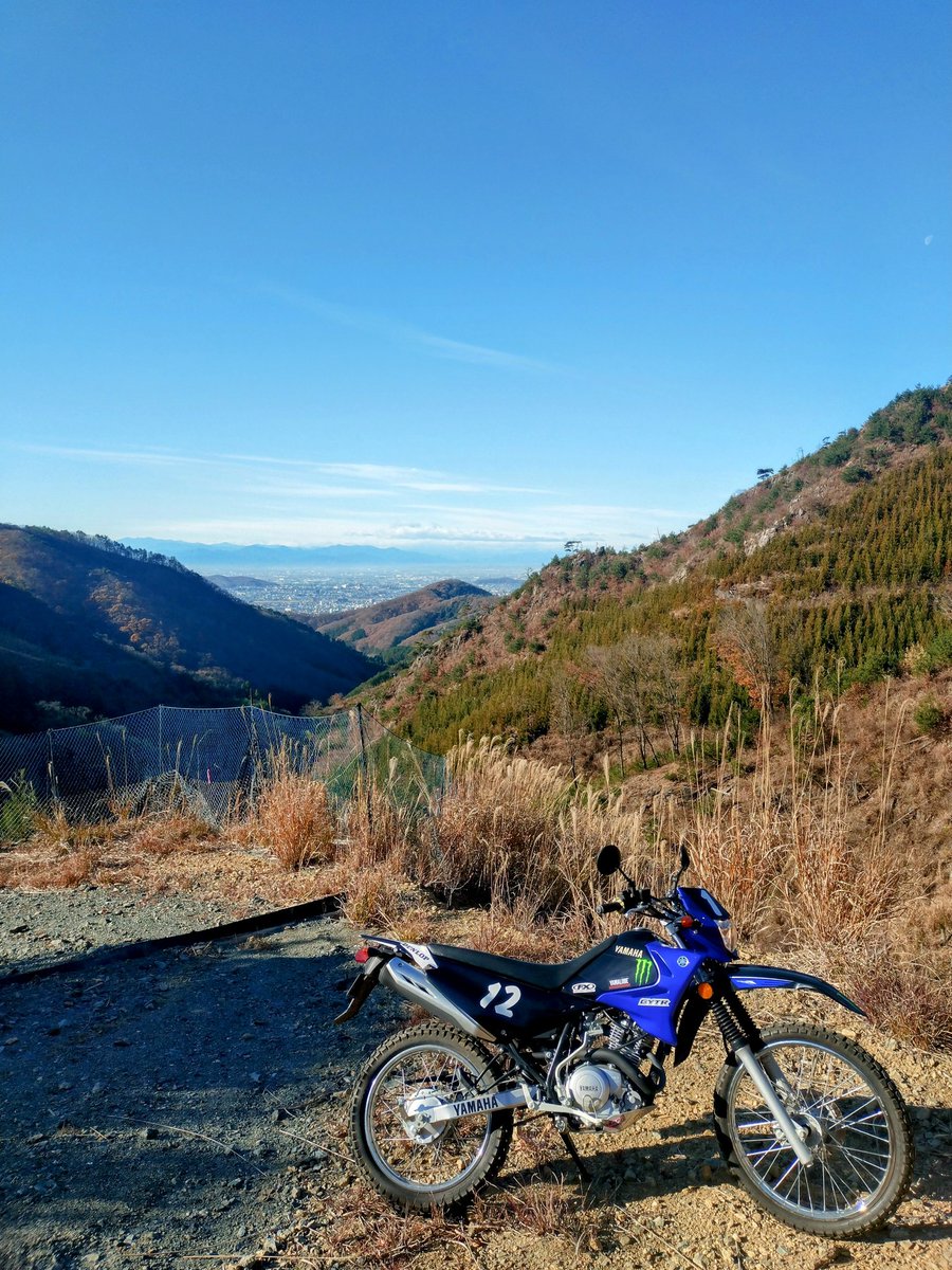psycho_kuma's tweet photo. 冬の晴れは空がスッキリで桐生の街もよく見える😆
#Yamaha #XTZ125 https://t.co/yQbNeYpVAt