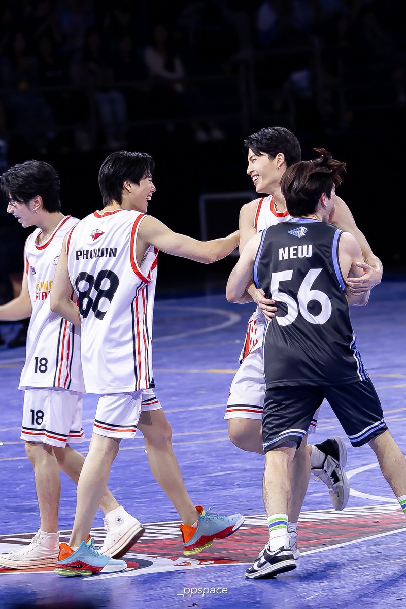 _ppspace's tweet photo. น้ำตาจะไหล พุชู้ต 3 แต้มแล้วบอลเด้งมาหาปอน ปอนด์ก็ชู้ตลงไปสวยๆ พุวิ่งไปกระโดดกอดพี่ปอนด์เลย ฮืออออออออ ใจแม่ 😭

WE CHEER PONDPHUWIN
#GMMTVStarlympics2024
#ปอนด์ภูวินทร์ #ppnaravit @ppnaravit #phuwintang @phuwintang https://t.co/qJWYTMHN42