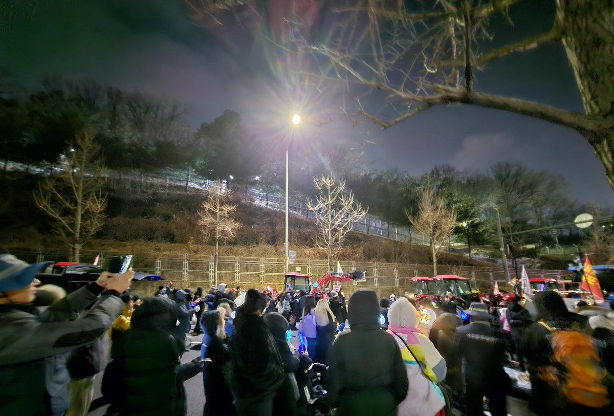 1111x1010's tweet photo. 남태령 작지만 여기서 안전히 시위중입니다! 농민분이 말하시길 농민끼리만 있을때랑 시민들 오니까 경찰 태도가 달라져서 시민들 와주신게 감사하고 넘 좋대여!!!근데 아직 인원이 적어요 대치도 오래갈듯해요 농민들은 계속 자리 지키실꺼라니 늦게 오셔도 되세요 한분이라도 더 부디!!! https://t.co/vJByWK0x8y