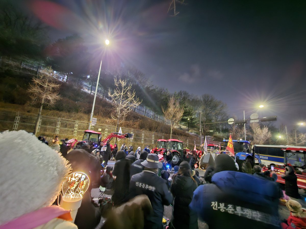 1111x1010's tweet photo. 남태령 작지만 여기서 안전히 시위중입니다! 농민분이 말하시길 농민끼리만 있을때랑 시민들 오니까 경찰 태도가 달라져서 시민들 와주신게 감사하고 넘 좋대여!!!근데 아직 인원이 적어요 대치도 오래갈듯해요 농민들은 계속 자리 지키실꺼라니 늦게 오셔도 되세요 한분이라도 더 부디!!! https://t.co/vJByWK0x8y