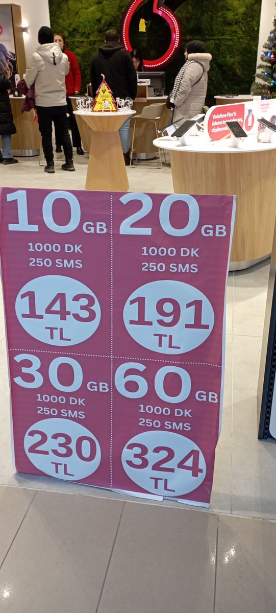 Vodafon'dan aboneliği yenileme kazığı:
20 GB, 1000 dakika için aylık 280 TL.
Başka operatörden hattını getirene  ise
20 GB, 1000 dakika, 191 TL.
Niye bu fark?
Niye bu ayrıcalık?
Peki tüketicinin sahibi kim?