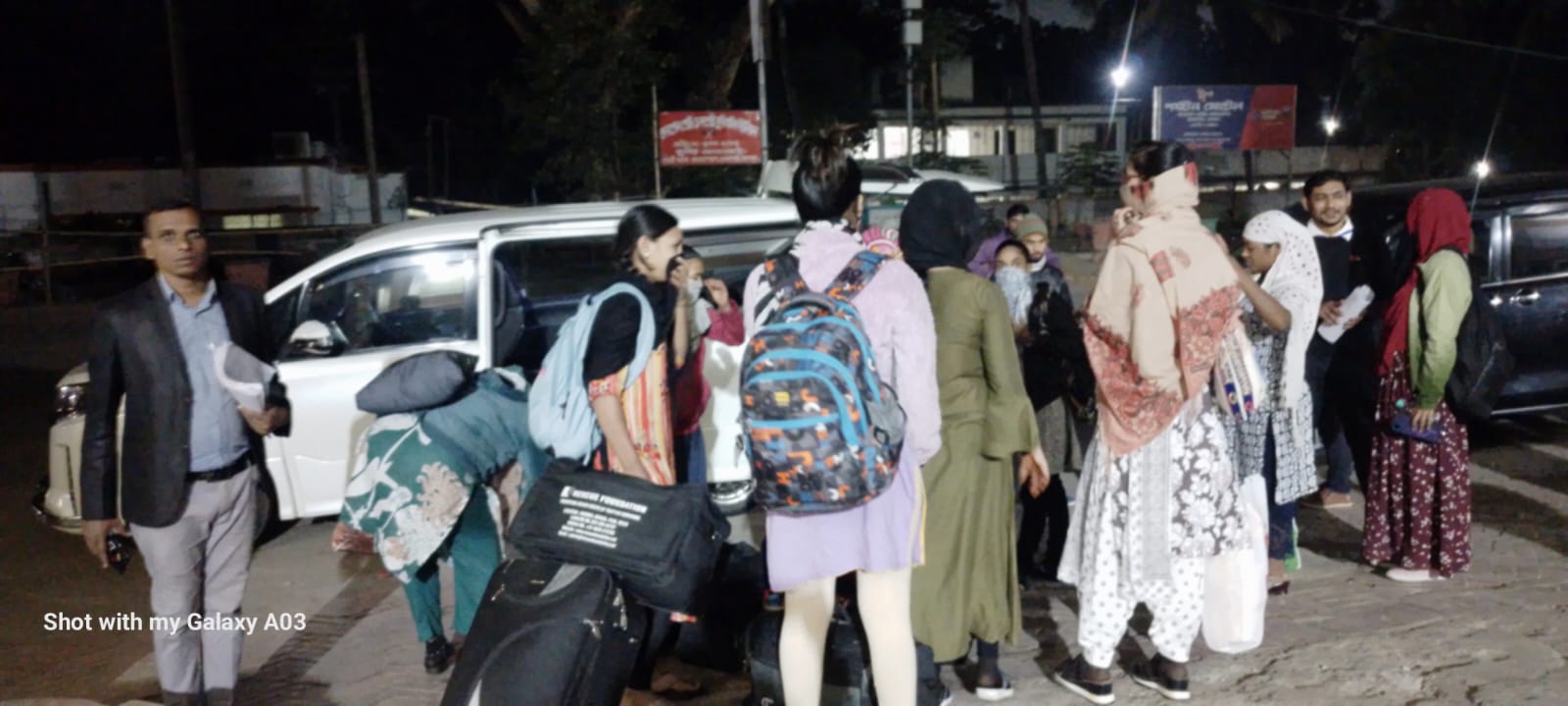 ভারতে বিভিন্ন মেয়াদে সাজাভোগ শেষে দেশে ফিরল ১৫ বাংলাদেশি নারী-শিশু