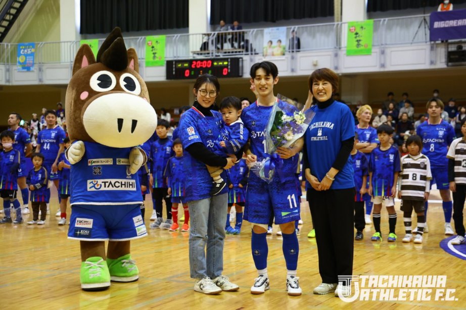 🔵祝！100試合出場🔵

本日の試合前に南雲颯太選手のＦリーグ出場100試合のセレモニーを行いました。

お母様、お姉様とお子様にプレゼンターとしてご来場いただきました👏👏👏