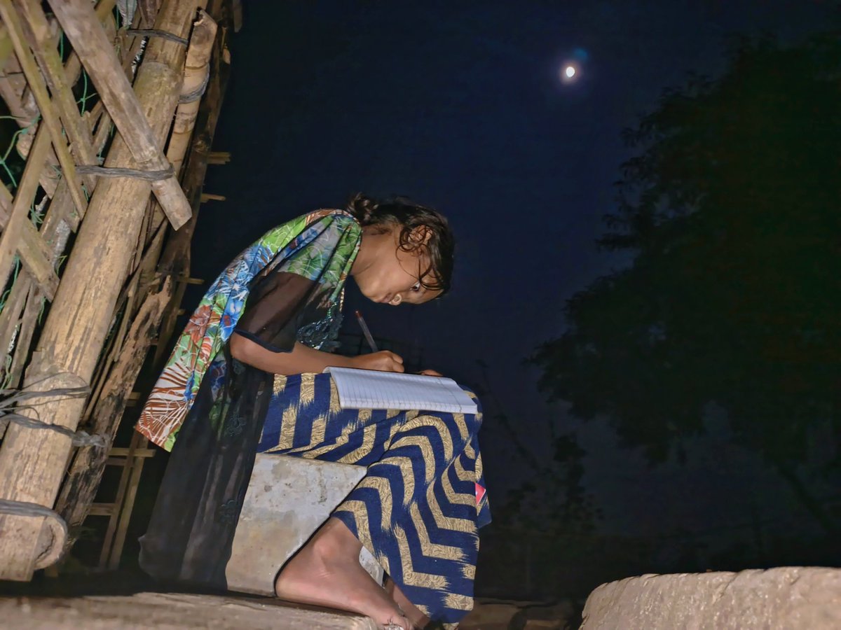 rjsayednur07's tweet photo. Under the moonlight, a 10-year-old girl studies with determination, proving that dreams have no limits. ✨📚 
#EducationForAll
#MoonlightStudies
#DreamBig 
#Inspiration 
#ChildhoodDreams #HopeInLearning
#Rohingya
#RohingyaRefugees https://t.co/RzhQ8YE5Z7