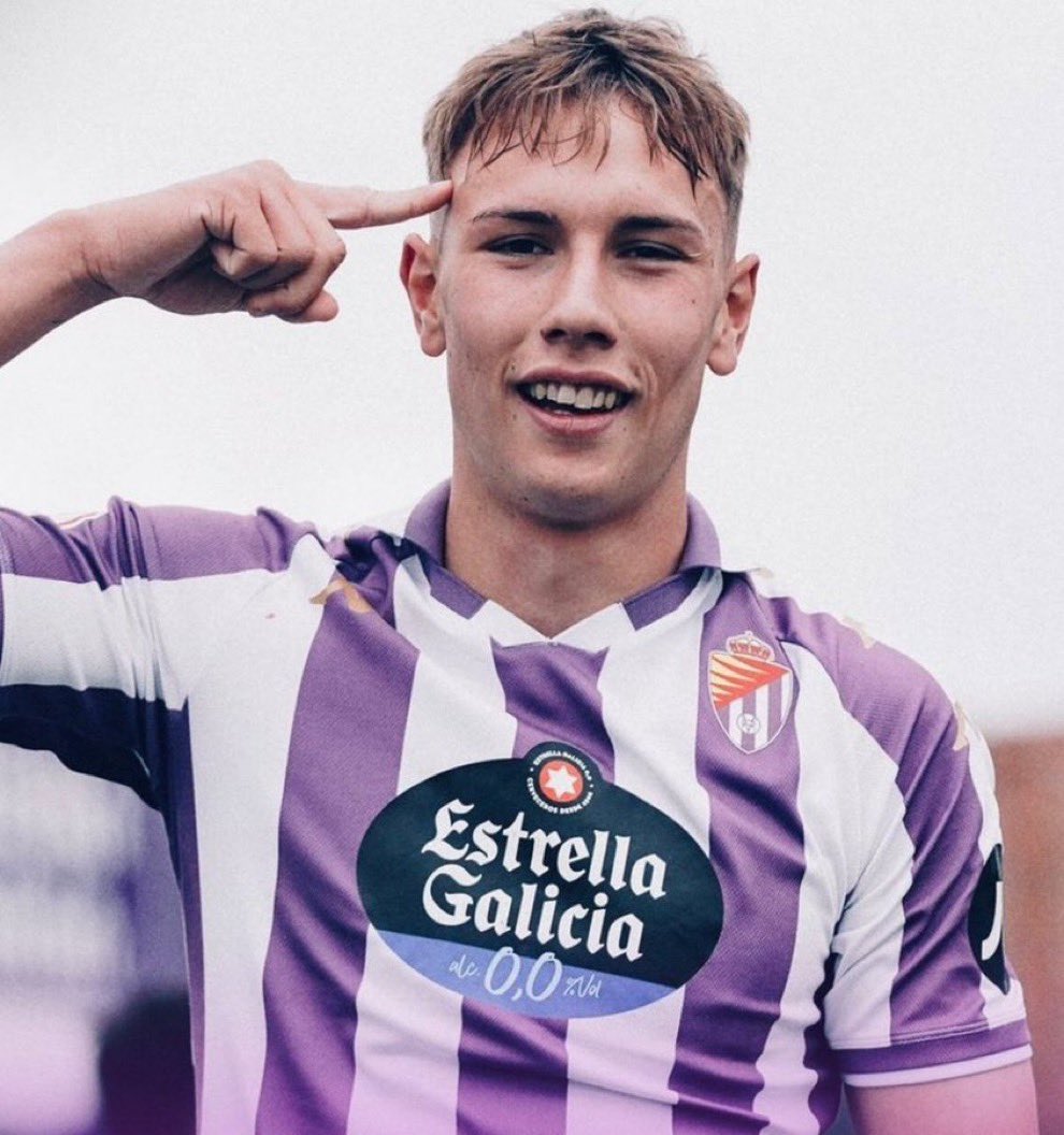 Hugo_Canch's tweet photo. Adrián Arnuncio ‘Arnu’ debutó en Primera División con el Real Valladolid con 17 años. Enorme salto a la primera categoría del delantero palentino. Todo un orgullo de primo ♥️ https://t.co/J6LrhgM6wJ